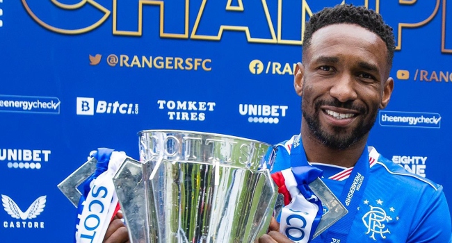 İskoçya Birinci Futbol Ligi'nde (Premiership) şampiyon olan Rangers'ta sözleşmesi bir