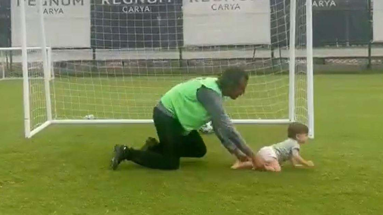 Ünlü oyuncudan Timsah yürüyüşü!