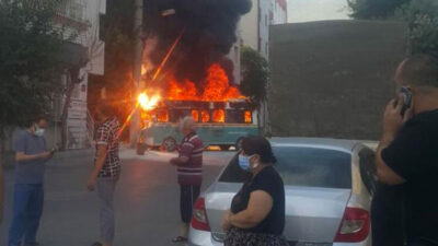 Çarpışan yolcu minibüsleri yandı: Yaralılar var