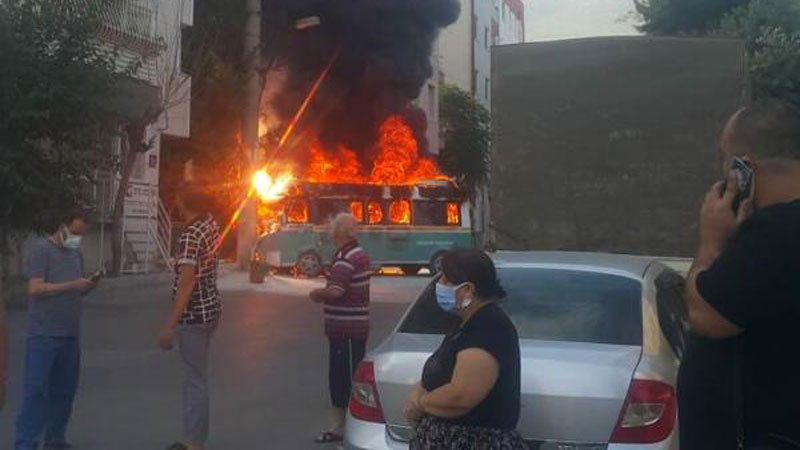 Çarpışan yolcu minibüsleri yandı: Yaralılar var