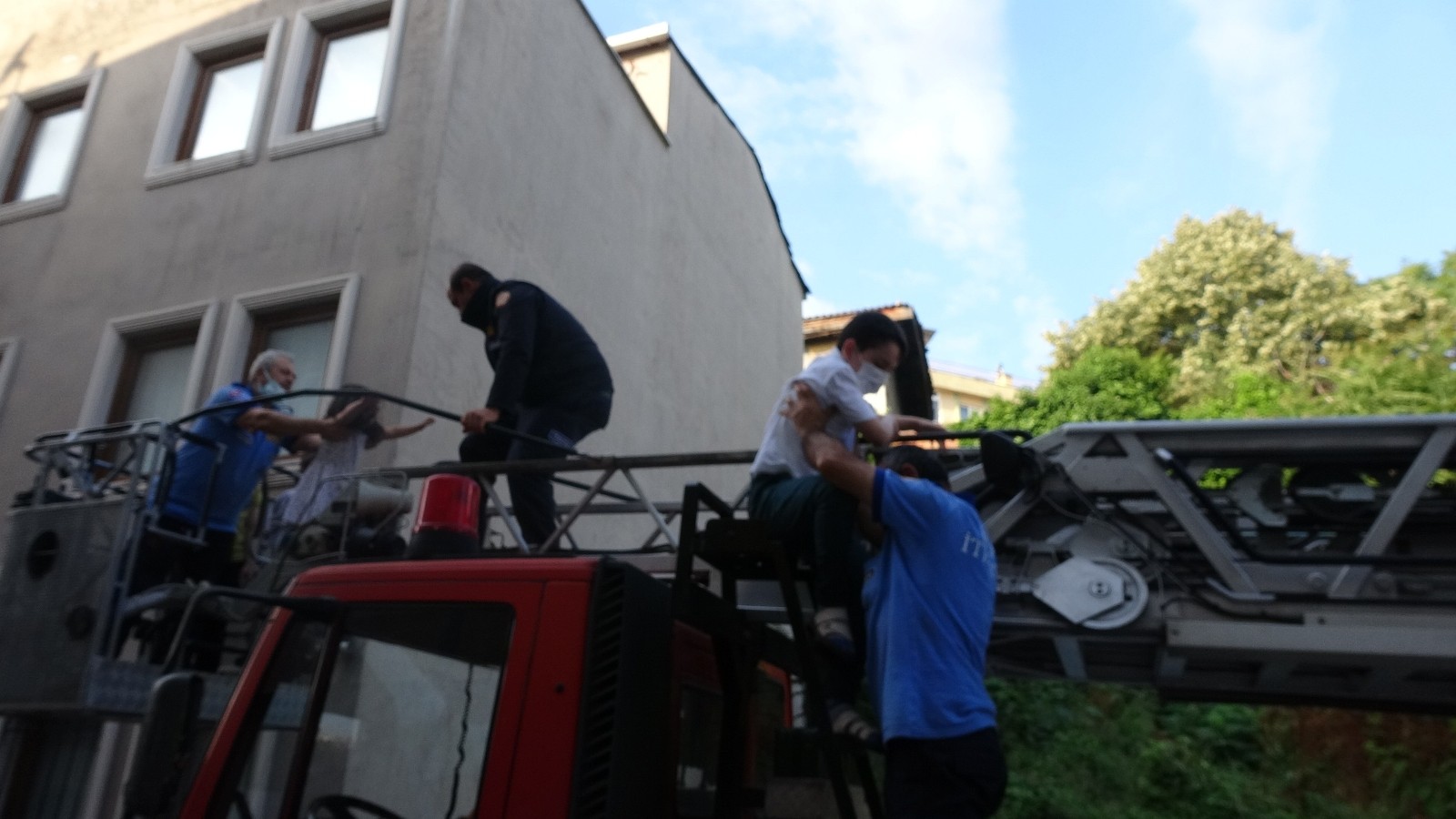 Bursa’da yangın: 1’i bebek, 3’ü çocuk 12 kişi böyle kurtarıldı