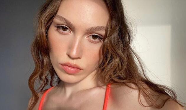 Eleştirileri umursamadı! Minicik bikinisiyle reklam yaptı