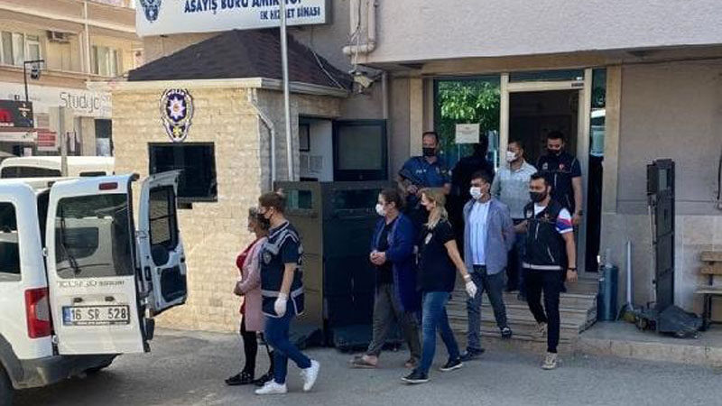 Bursa’da uyuşturucu operasyonu: 2 tutuklama Bursa'da, polis operasyonuyla uyuşturucu sattığı belirlenen 4 akraba, yakalandı. Şüphelilerden