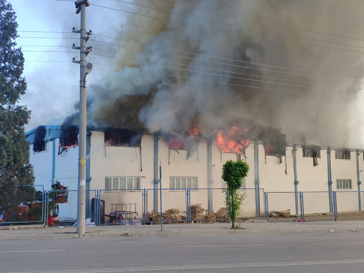 Fabrikada yangın! Çok sayıda ekip sevk edildi