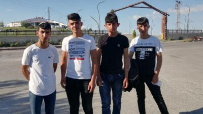 Düğün konvoyunun önünü kesen gençleri dövdüler