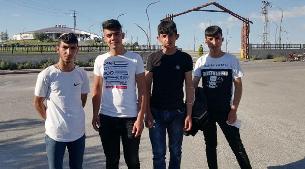 Düğün konvoyunun önünü kesen gençleri dövdüler