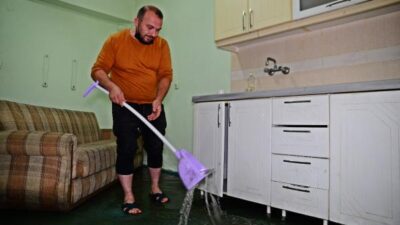 Bursa’da sağanak nedeniyle zemin kattaki daireyi su bastı