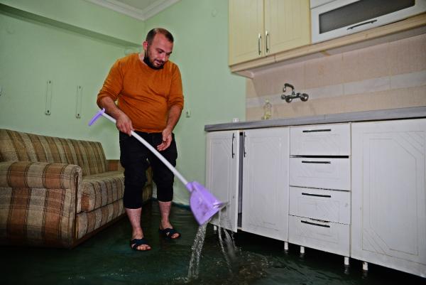 Bursa’da sağanak nedeniyle zemin kattaki daireyi su bastı Bursa’da sağanak nedeniyle zemin kattaki daireyi su bastı