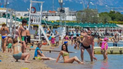 Antalya’ya akın! Sahillerde Rus turist yoğunluğu
