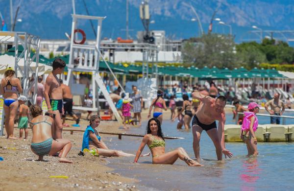Antalya’ya akın! Sahillerde Rus turist yoğunluğu Antalya’ya akın! Sahillerde Rus turist yoğunluğu