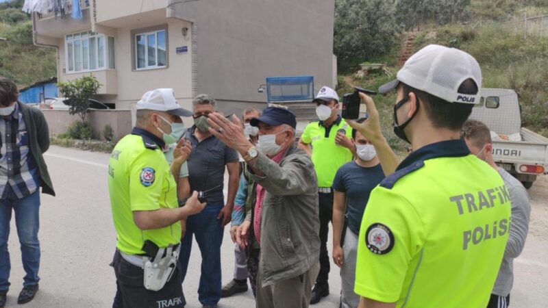 Bursa’da mahalleli isyan etti, yolu trafiğe kapattı Bursa'nın Orhangazi ilçesinde, Fındıklı yolu üzerindeki maden ocaklarından gelip mahalle