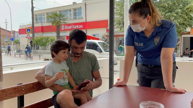 Bursa’da annesine çiçek koparmak isterken kayboldu Bursa’da annesine çiçek koparmak için gizlice evden çıkan 3 yaşındaki