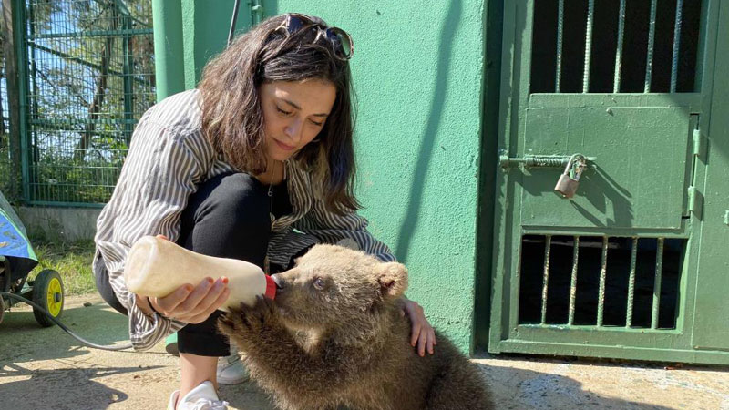 Ünlü oyuncu Bursa’da biberonla ayı besledi