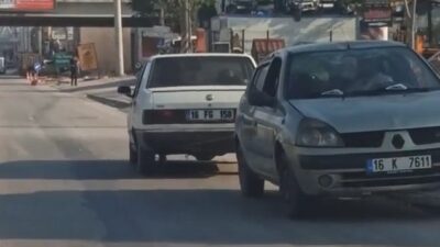 Bursa’da şaşkına çeviren görüntü…Arızalı otomobili kara yolunda ters çekti