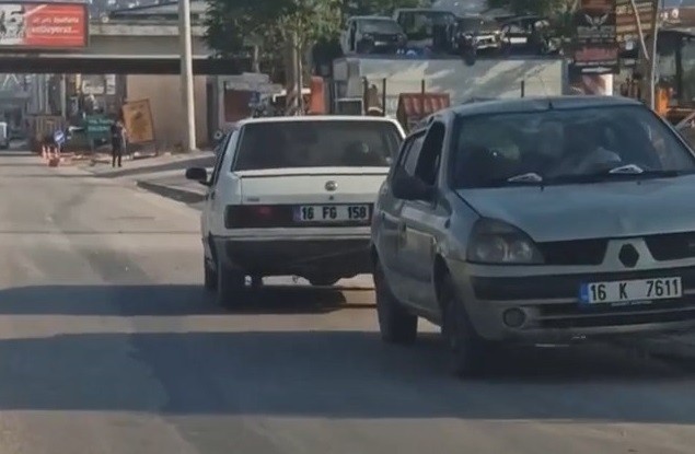 Bursa’da şaşkına çeviren görüntü…Arızalı otomobili kara yolunda ters çekti Bursa’da şaşkına çeviren görüntü…Arızalı otomobili kara yolunda ters çekti