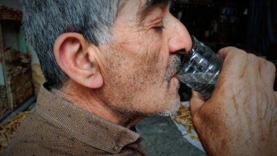 Bursa’da koronavirüsten korunmak için demir suyu içiyor