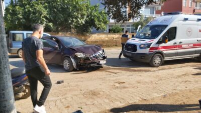 Bursa’da virajı alamayan kadın sürücü duvara çarptı