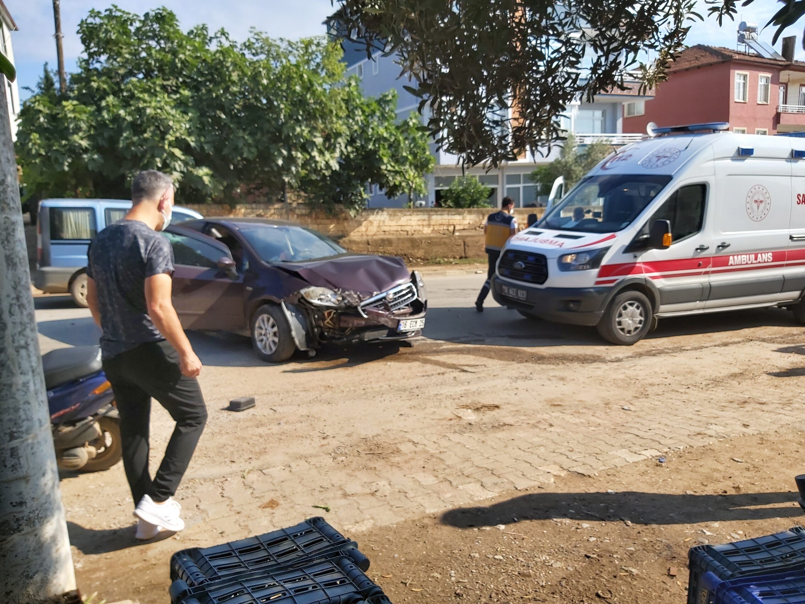 Bursa’da virajı alamayan kadın sürücü duvara çarptı