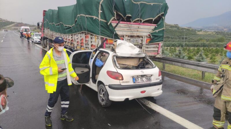 Gebze-Orhangazi-İzmir otoyolunda meydana gelen trafik kazasında, bir otomobil, önünde seyir