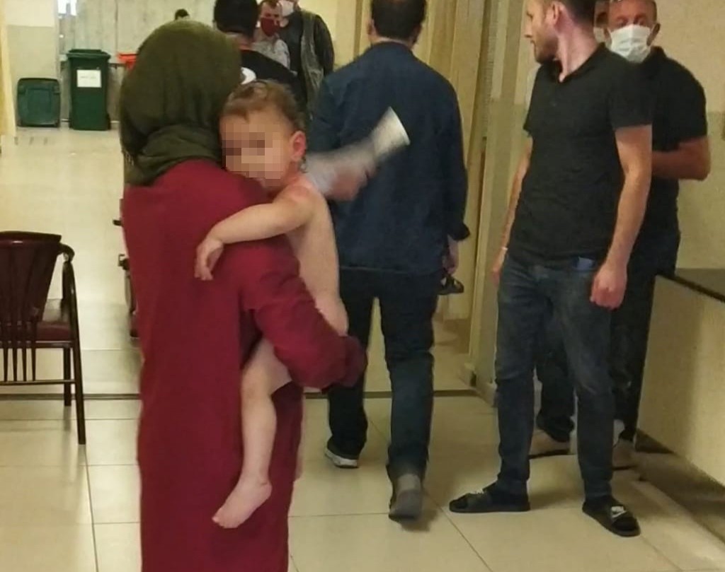 Bursa’da ikiz bebeklerin üzerine kaynar su döküldü Bursa’da ikiz bebeklerin üzerine kaynar su döküldü