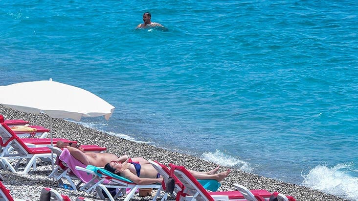 Yeni normalleşmenin ilk günü! Mesafeli şezlonglarda deniz keyfi