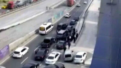 Çakarlı magandalar yol kesti