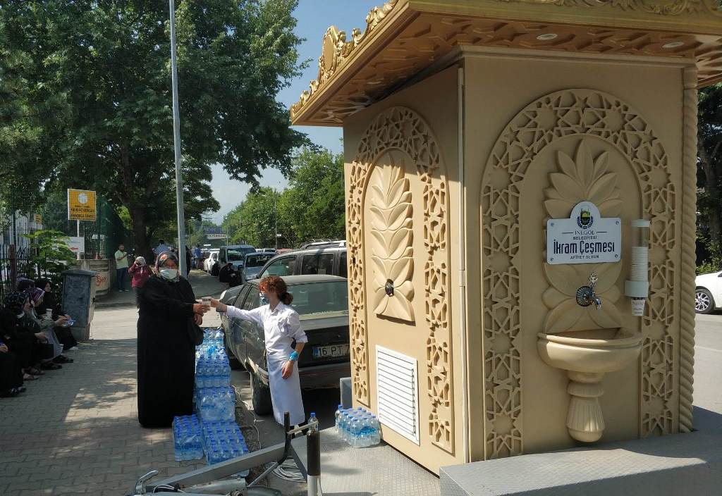 İnegöl Belediyesi YKS sınavında gençlerin yanında