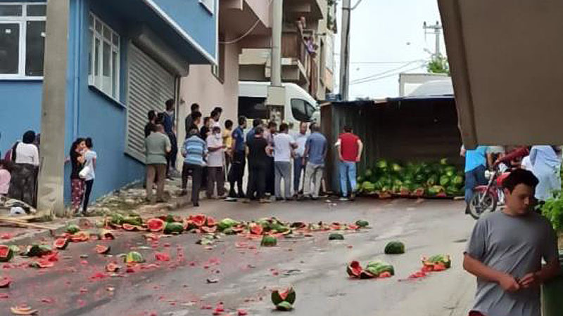 Bursa’da karpuz yüklü kamyon devrildi