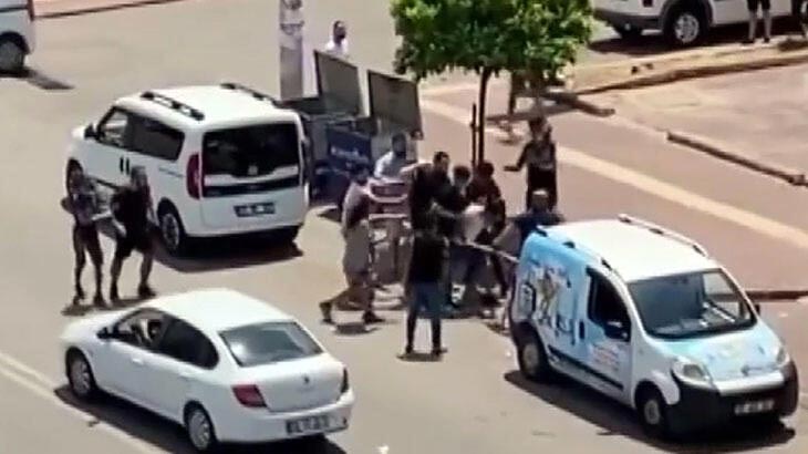 Cadde ortasında sopalı kavga! Defalarca vurdu