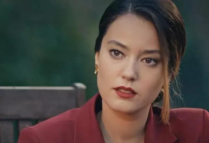 Siyah bikinisiyle hayranlarını büyüledi