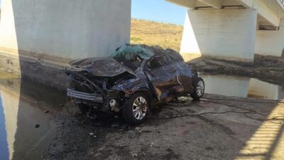 Otomobil, üst geçitten dereye uçtu: 5 ölü