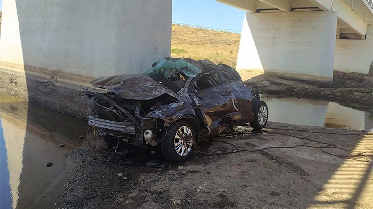 Otomobil, üst geçitten dereye uçtu: 5 ölü