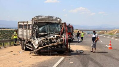 Kamyonet, kamyona arkadan çarptı: 1 ölü, 1 yaralı