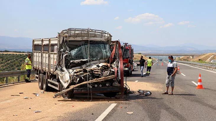 Kamyonet, kamyona arkadan çarptı: 1 ölü, 1 yaralı