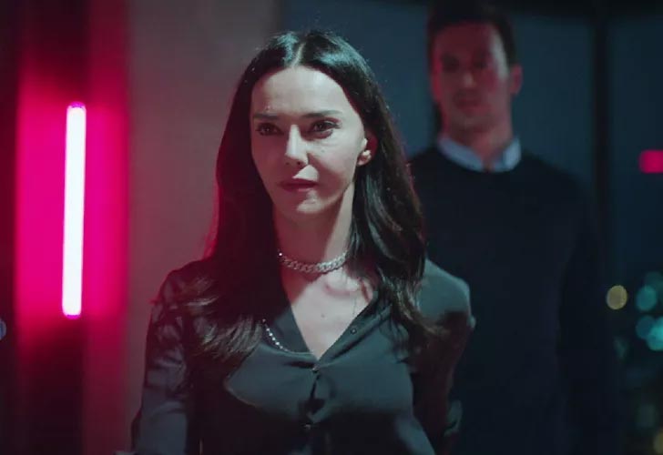 21 yaş küçük sevgilisiyle havuzdan olay pozlar