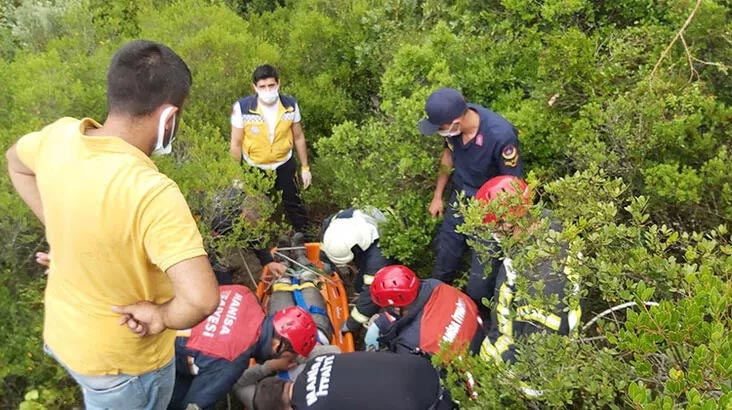 Uçuruma yuvarlanan otomobildeki yaralılara halatlı kurtarma