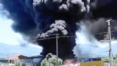 Geri dönüşüm fabrikasında korkutan yangın! Dumanlar gökyüzünü kapladı