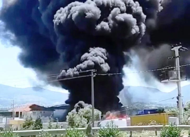 Geri dönüşüm fabrikasında korkutan yangın! Dumanlar gökyüzünü kapladı