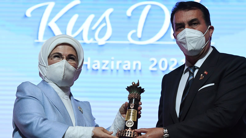 Emine Erdoğan’dan Dündar’a ‘Vakıf İnsan’ ödülü