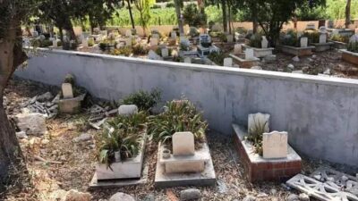 4 mezar, mezarlığın dışında kalınca, yapılan duvar geri yıkıldı