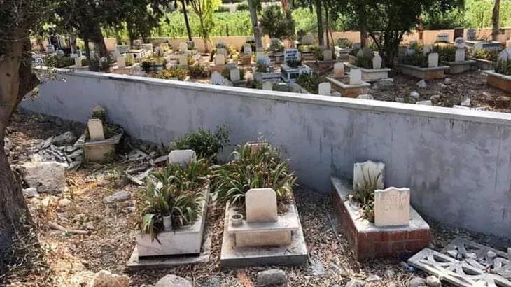 4 mezar, mezarlığın dışında kalınca, yapılan duvar geri yıkıldı