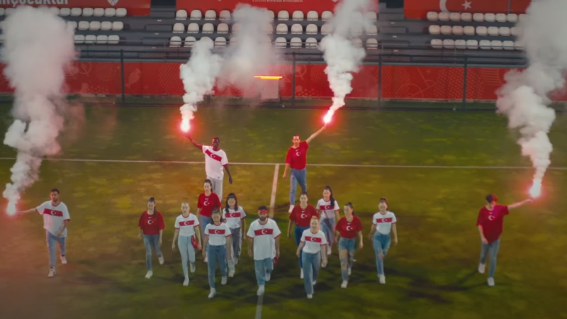Mustafa Sandal, Türkiye'nin gururu A Milli Futbol Takımı'na tam destek