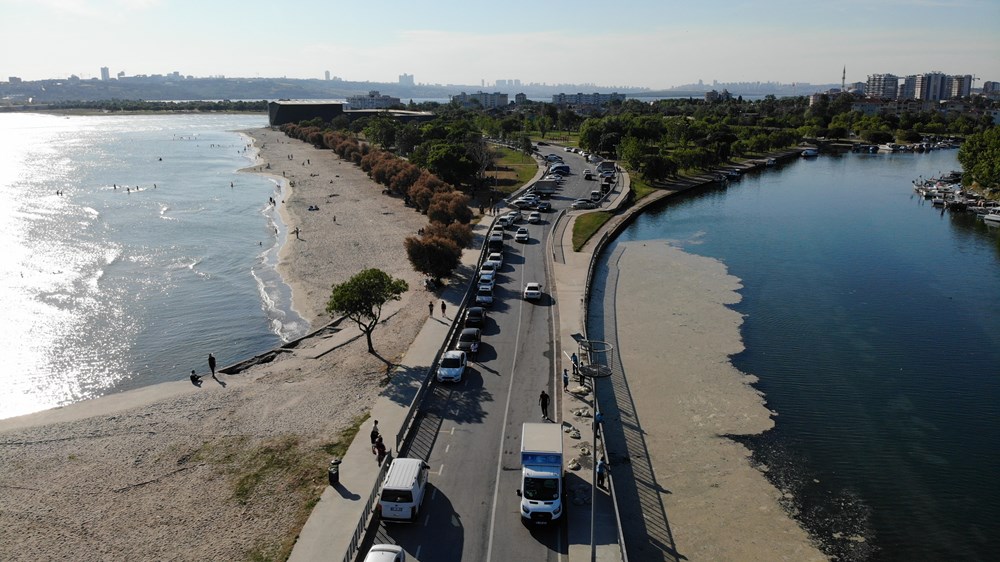 Bir yanda deniz keyfi, bir yanda müsilaj temizliği Bir yanda deniz keyfi, bir yanda müsilaj temizliği