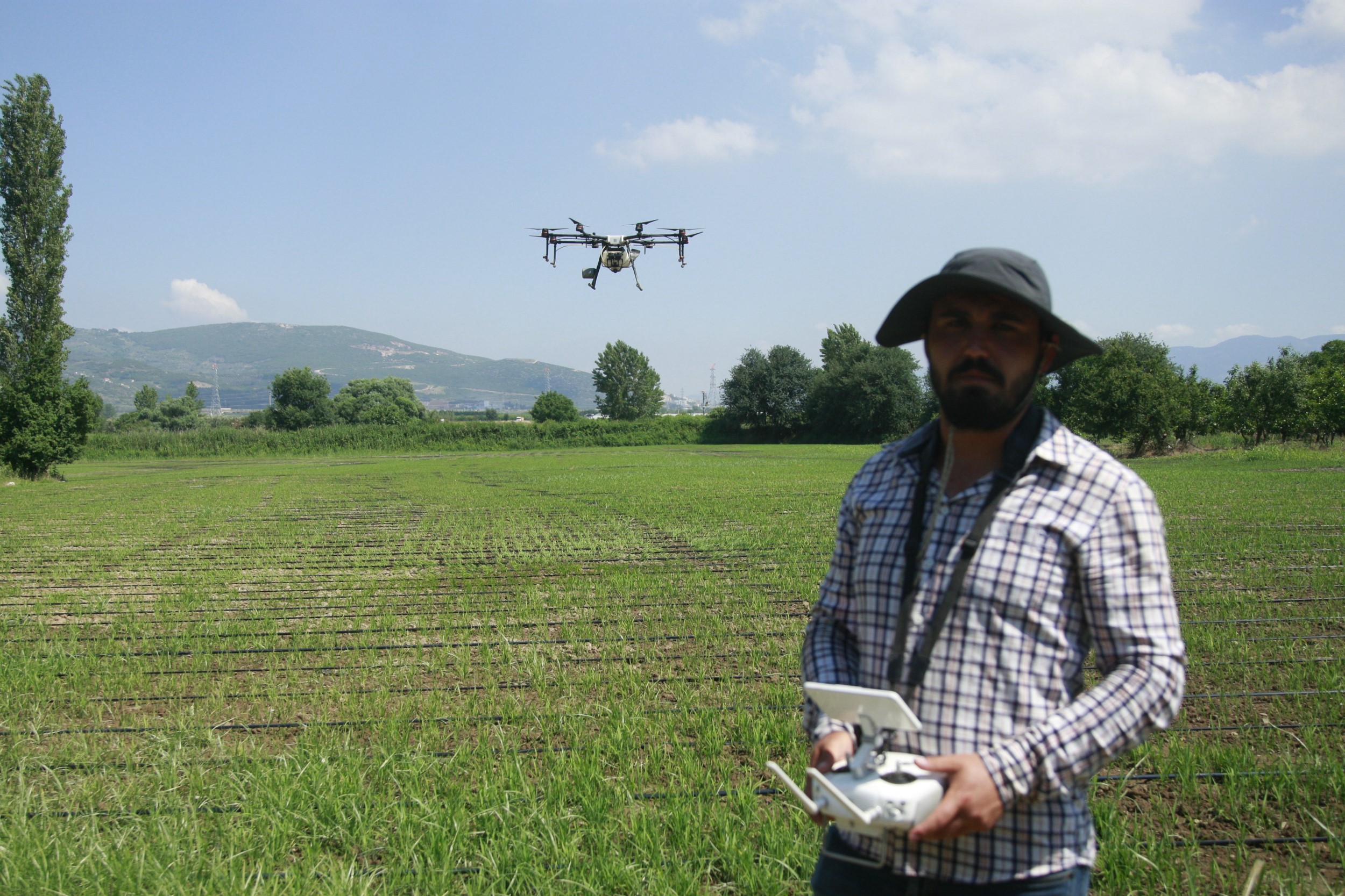 Bursa’da çeltik tarlaları drone ile ilaçlanıyor Bursa’da çeltik tarlaları drone ile ilaçlanıyor