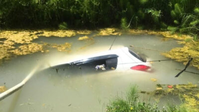 Bursa’da korkunç kaza! Otomobil suya gömüldü