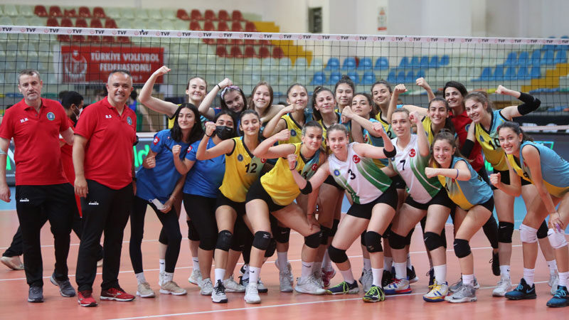 Cengiz Göllü Voleybol Salonu’nda gerçekleştirilen Voleybol Bölgesel Lig Bursa Grubu’nda