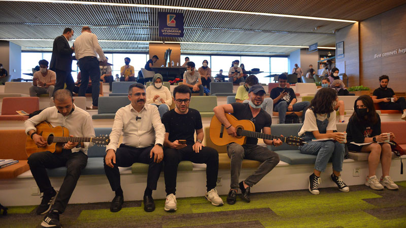 Başkan Yılmaz’dan gençlere gitarlı sınav morali
