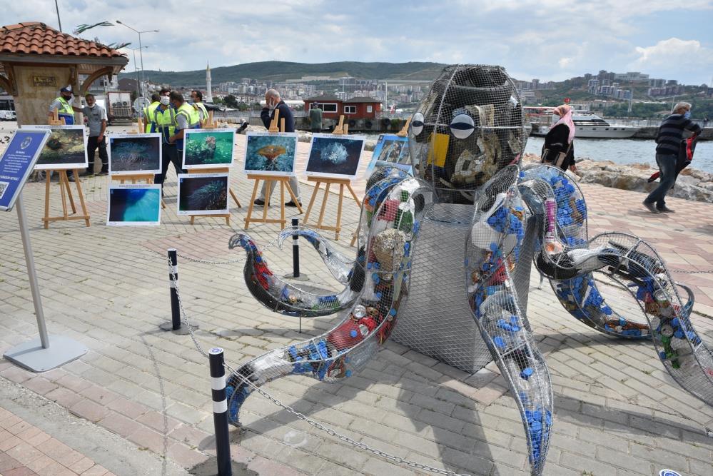Bursa’da dikkat çeken heykel! Bakın içinden neler var?