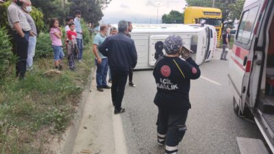 Bursa’da ambulans devrilip sürüklendi! Trafik kilitlendi