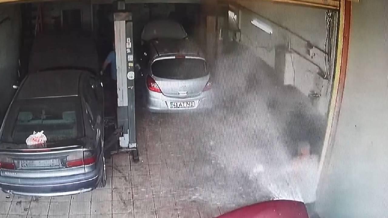 Hararet yapan otomobilin su kazanı patladı Hararet yapan otomobilin su kazanı patladı